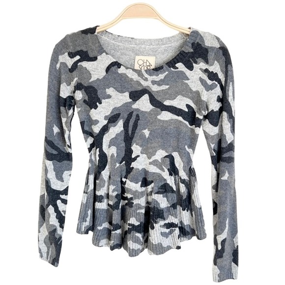 Chaser Gray Camouflaged Ruffled Waist Sweater Size S NWT $110 - Picture 1 of 8